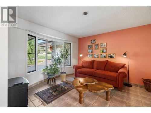 5550 Rittich Road, Kelowna, BC - Indoor Photo Showing Living Room