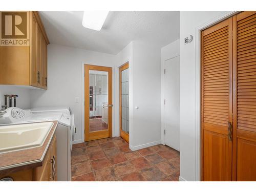 5550 Rittich Road, Kelowna, BC - Indoor Photo Showing Laundry Room