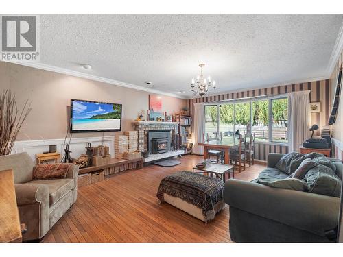 5550 Rittich Road, Kelowna, BC - Indoor Photo Showing Living Room With Fireplace