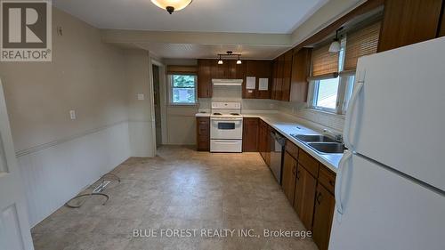 9572 Belmont Road, Central Elgin (New Sarum), ON - Indoor Photo Showing Kitchen With Double Sink