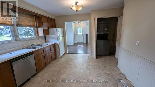 9572 Belmont Road, Central Elgin (New Sarum), ON - Indoor Photo Showing Kitchen With Double Sink