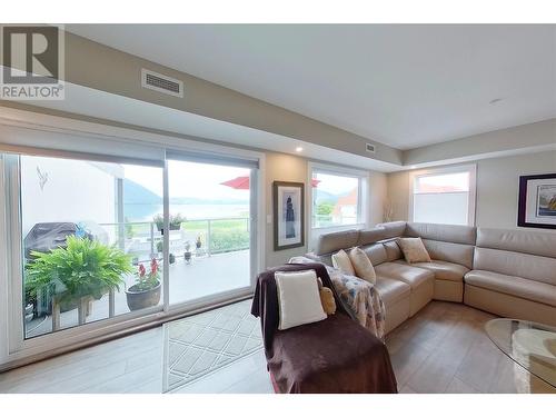 131 Harbourfront Drive Ne Unit# 503, Salmon Arm, BC - Indoor Photo Showing Living Room