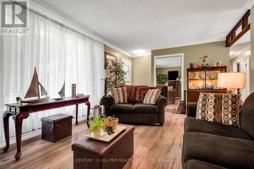 18 Cedarview Drive, Kawartha Lakes, ON - Indoor Photo Showing Living Room