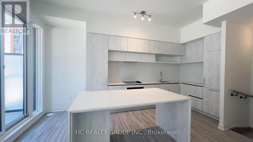 1005 - 14 David Eyer Road, Richmond Hill, ON - Indoor Photo Showing Kitchen