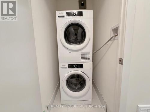 1005 - 14 David Eyer Road, Richmond Hill, ON - Indoor Photo Showing Laundry Room