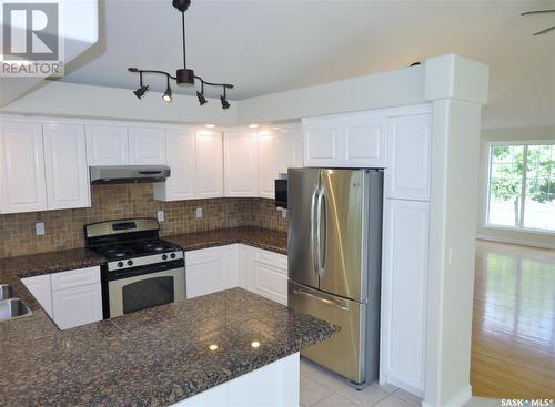 529 King Crescent, Warman, SK - Indoor Photo Showing Kitchen With Double Sink With Upgraded Kitchen