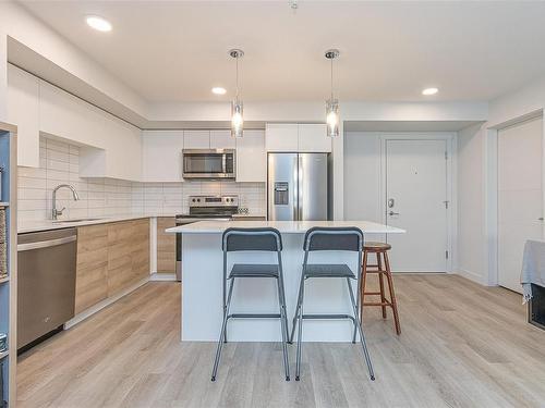 106-4820 Cedar Ridge Pl, Nanaimo, BC - Indoor Photo Showing Kitchen With Stainless Steel Kitchen With Upgraded Kitchen