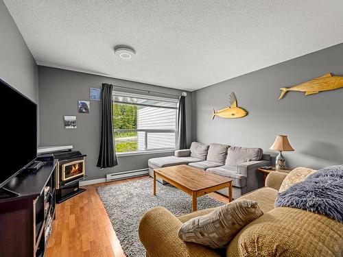 205-1105 Henry Rd, Courtenay, BC - Indoor Photo Showing Living Room