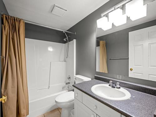 205-1105 Henry Rd, Courtenay, BC - Indoor Photo Showing Bathroom