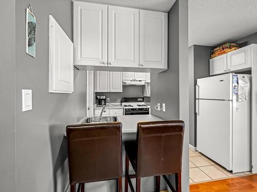 205-1105 Henry Rd, Courtenay, BC - Indoor Photo Showing Kitchen