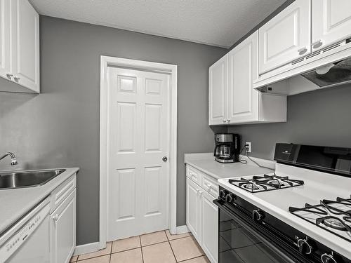 205-1105 Henry Rd, Courtenay, BC - Indoor Photo Showing Kitchen