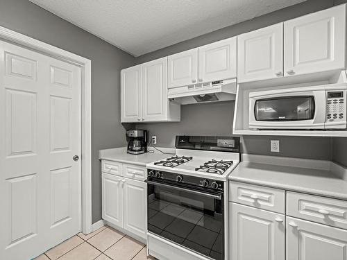 205-1105 Henry Rd, Courtenay, BC - Indoor Photo Showing Kitchen