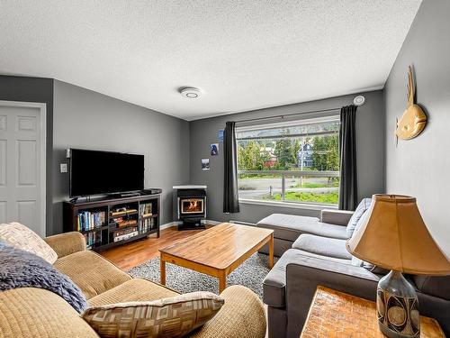 205-1105 Henry Rd, Courtenay, BC - Indoor Photo Showing Living Room