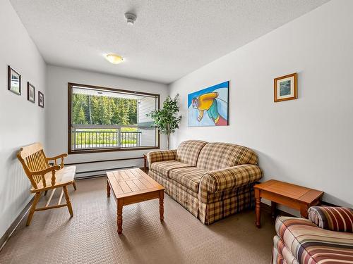 205-1105 Henry Rd, Courtenay, BC - Indoor Photo Showing Living Room