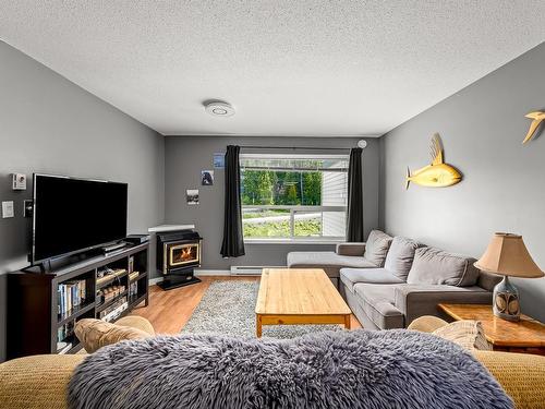 205-1105 Henry Rd, Courtenay, BC - Indoor Photo Showing Living Room