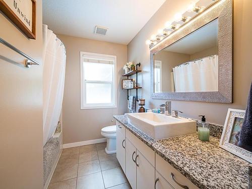 927 Heatherton Crt, Kamloops, BC - Indoor Photo Showing Bathroom