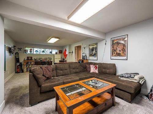 927 Heatherton Crt, Kamloops, BC - Indoor Photo Showing Living Room