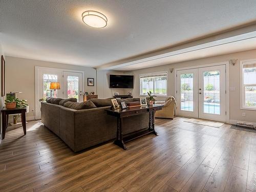 927 Heatherton Crt, Kamloops, BC - Indoor Photo Showing Living Room