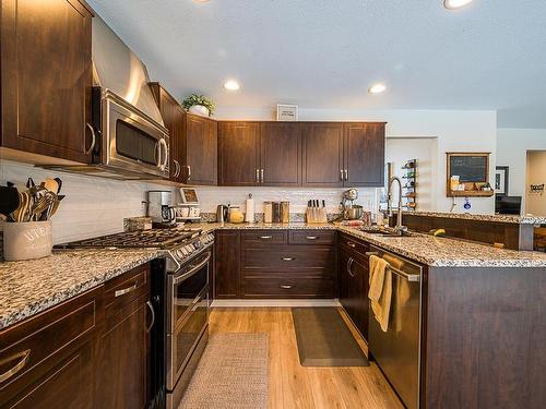 927 Heatherton Crt, Kamloops, BC - Indoor Photo Showing Kitchen