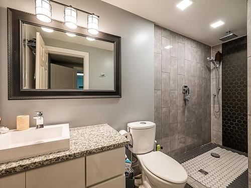 927 Heatherton Crt, Kamloops, BC - Indoor Photo Showing Bathroom