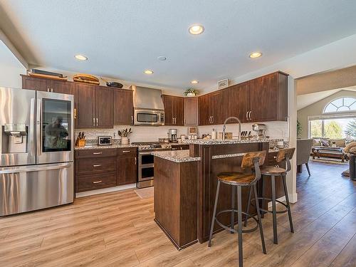 927 Heatherton Crt, Kamloops, BC - Indoor Photo Showing Kitchen With Upgraded Kitchen