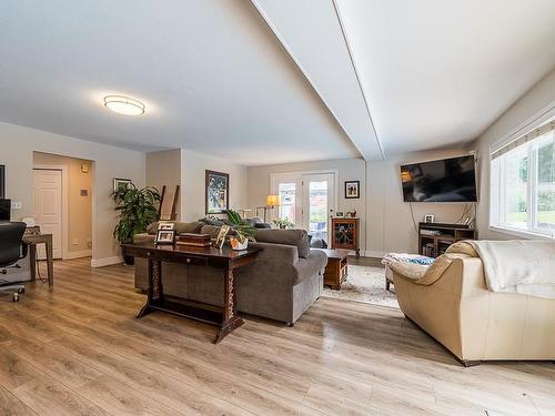 927 Heatherton Crt, Kamloops, BC - Indoor Photo Showing Living Room