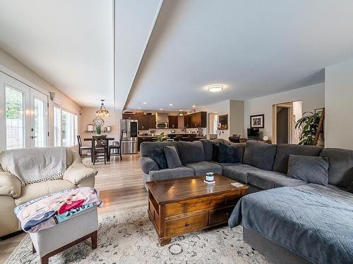 927 Heatherton Crt, Kamloops, BC - Indoor Photo Showing Living Room