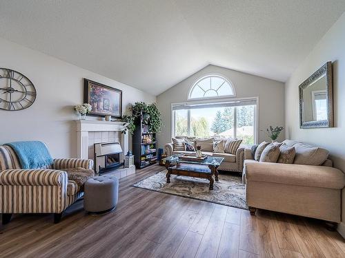 927 Heatherton Crt, Kamloops, BC - Indoor Photo Showing Living Room With Fireplace