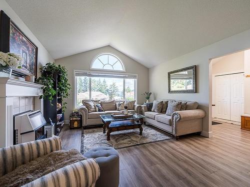 927 Heatherton Crt, Kamloops, BC - Indoor Photo Showing Living Room