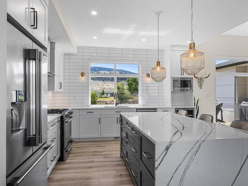 323 Rue Cheval Noir, Kamloops, BC - Indoor Photo Showing Kitchen With Upgraded Kitchen