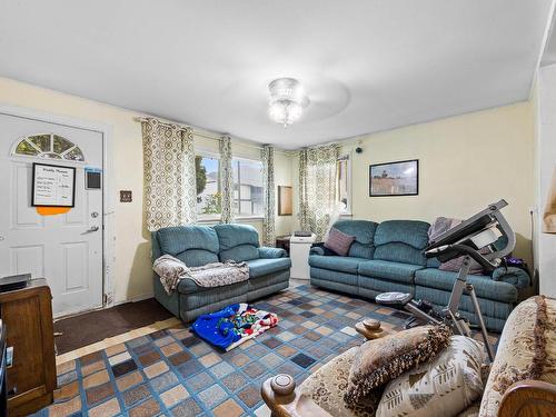 234 Fairview Ave, Kamloops, BC - Indoor Photo Showing Living Room