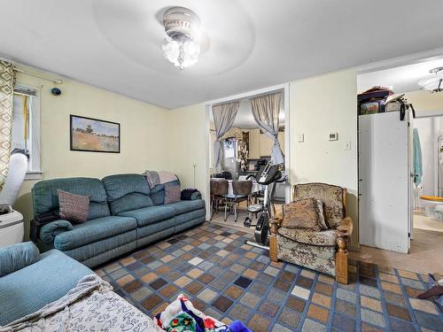 234 Fairview Ave, Kamloops, BC - Indoor Photo Showing Living Room