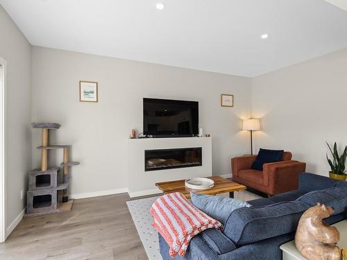 120-2683 Ord Rd, Kamloops, BC - Indoor Photo Showing Living Room With Fireplace