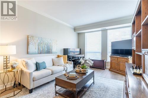 607 - 40 Old Mill Road, Oakville (Old Oakville), ON - Indoor Photo Showing Living Room