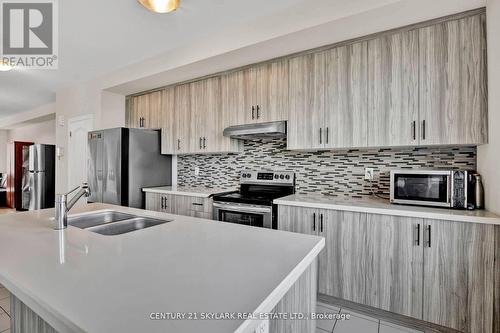 15 Bretlon Street, Brampton, ON - Indoor Photo Showing Kitchen With Double Sink With Upgraded Kitchen