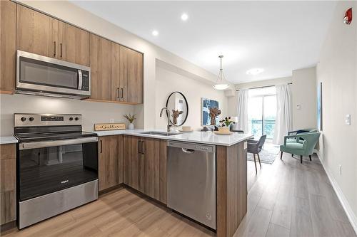 120 Spring Valley Crescent|Unit #410, Hamilton, ON - Indoor Photo Showing Kitchen With Double Sink With Upgraded Kitchen