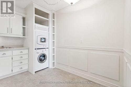 909 - 714 The West Mall W, Toronto (Eringate-Centennial-West Deane), ON - Indoor Photo Showing Laundry Room