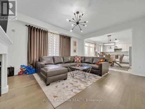 68 Mcwatters Street, Hamilton, ON - Indoor Photo Showing Living Room