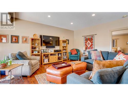 13345 Shoreline Drive, Lake Country, BC - Indoor Photo Showing Living Room