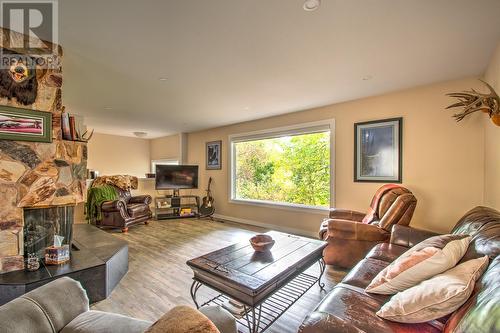 2611 6 Highway, Lumby, BC - Indoor Photo Showing Living Room