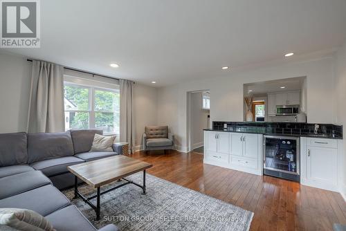 1009 Wellington Street, London, ON - Indoor Photo Showing Living Room