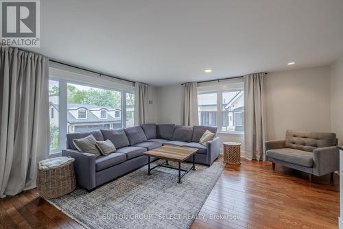 1009 Wellington Street, London, ON - Indoor Photo Showing Living Room