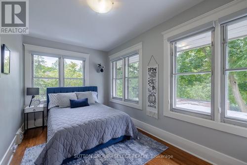 1009 Wellington Street, London, ON - Indoor Photo Showing Bedroom