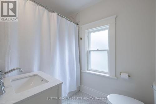 1009 Wellington Street, London, ON - Indoor Photo Showing Bathroom