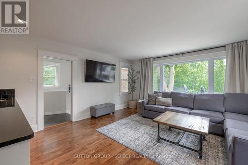 1009 Wellington Street, London, ON - Indoor Photo Showing Living Room