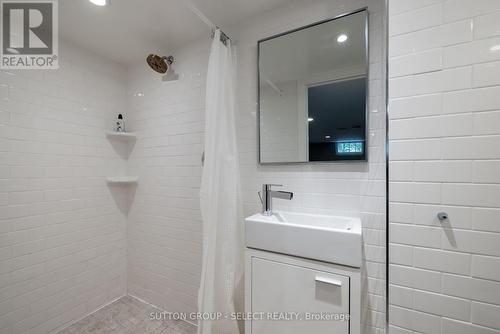 1009 Wellington Street, London, ON - Indoor Photo Showing Bathroom