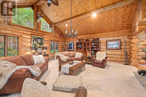 10608 Longwoods Road, Middlesex Centre (Delaware Town), ON - Indoor Photo Showing Living Room