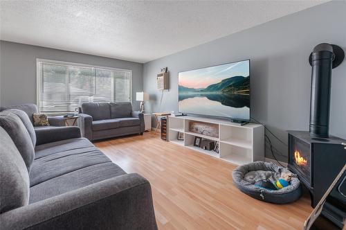 787 Kamloops Avenue, Penticton, BC - Indoor Photo Showing Living Room