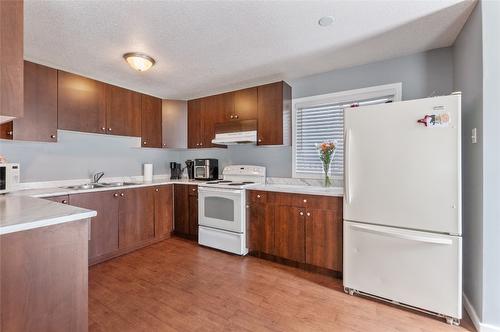 787 Kamloops Avenue, Penticton, BC - Indoor Photo Showing Kitchen With Double Sink