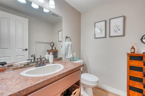 18-80 Green Avenue, Penticton, BC - Indoor Photo Showing Bathroom